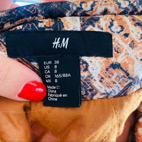 H&M Quilted Printed Blue Gold Tan Zipper Pocket Cropped Moto Bomber Jacket 8 - Picture 8 of 9